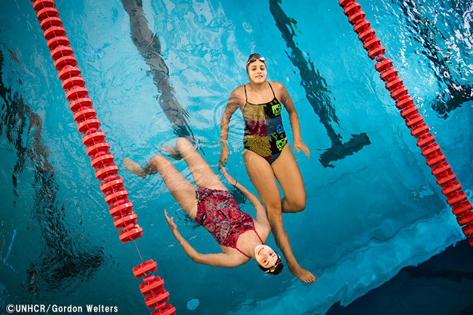 写真:トレーニング中、休憩を取るユスラとサラ姉妹
